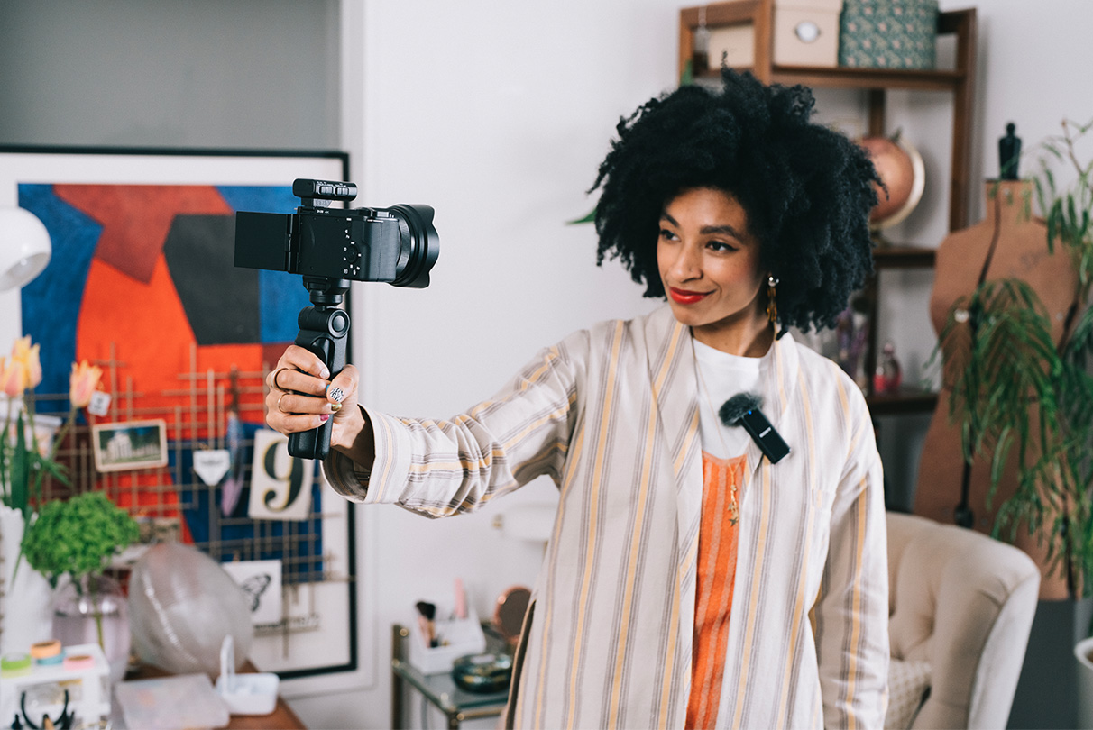 Spre deosebire de transmisiile convenționale, nu trebuie să vă faceți griji cu privire la interferența semnalului. Asociați camera ZV-E10 cu orice microfon Sony cu interfață audio digitală prin suportul cu interfață multiplă pentru sunet digital clar. De asemenea, puteți conecta microfonul preferat la mufa pentru microfon a camerei, pentru un sunet și mai bun.