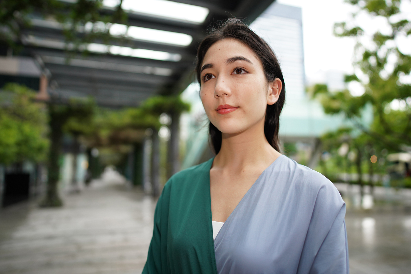 Imagine de exemplificare cu portretul unei femei în aer liber