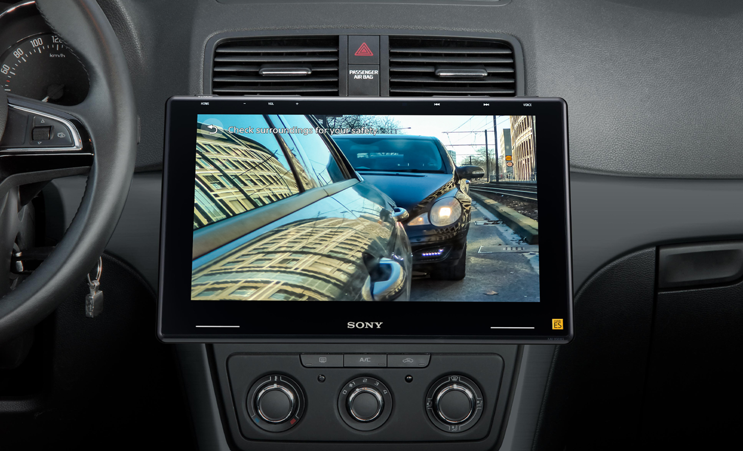 Imagine cu interiorul unui bord de mașină, cu camera de asistență la parcare utilizată pe XAV-9550ES