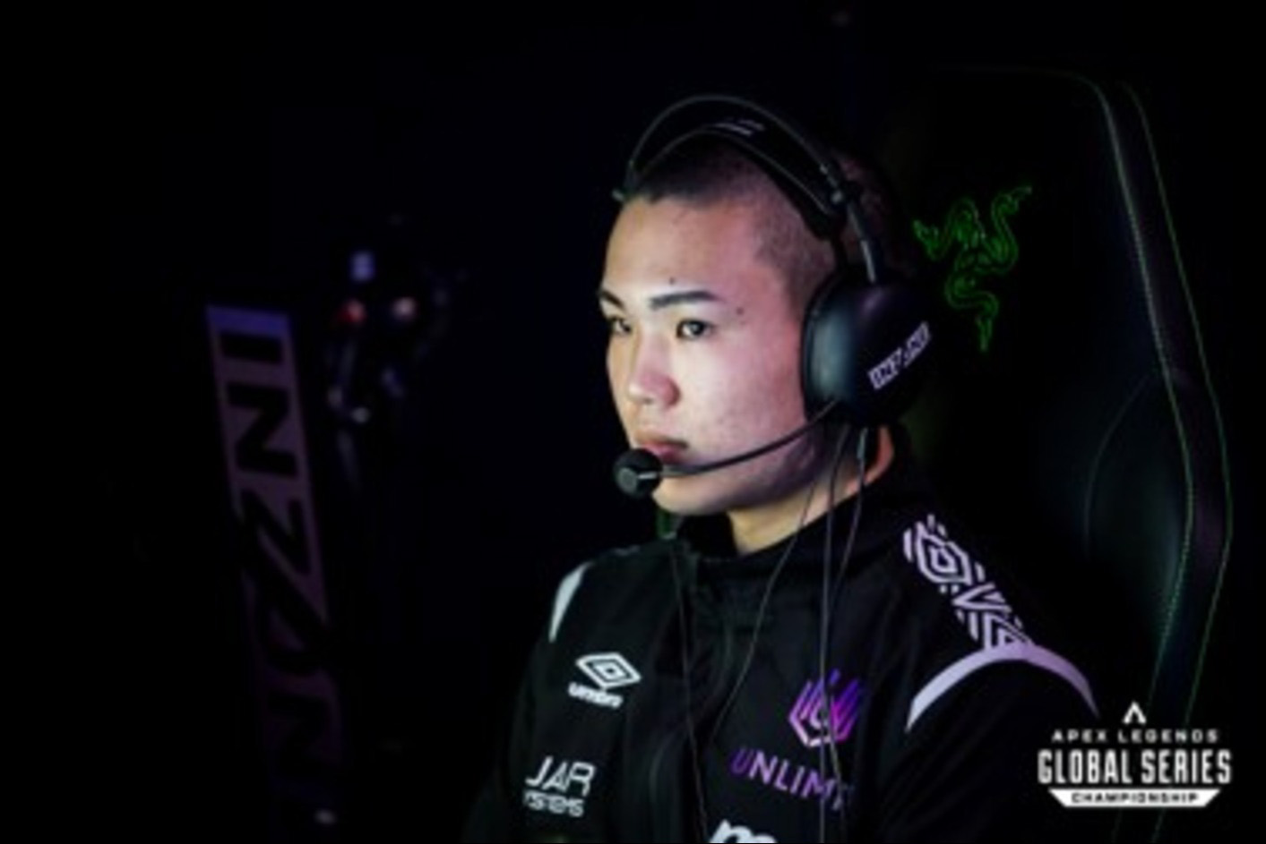 Un gamer purtând căști de gaming INZONE H9 II