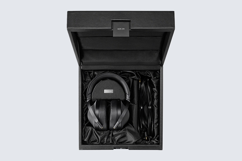 Căşti stereo premium cu montare peste ureche, realizate în Japonia