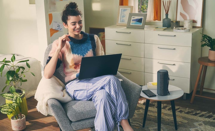Imagine cu o persoana la laptop, cu boxa wireless portabila SRS-XE200 seria X