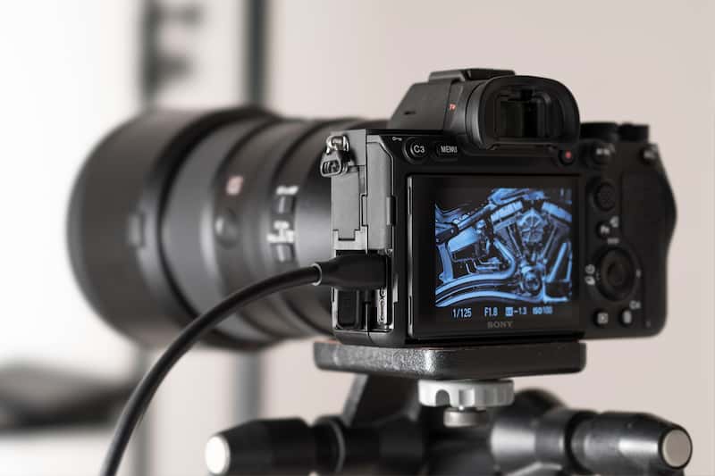 Cameră Full Frame α7R IV, cu obiectiv de 35 mm și rezoluție de 61