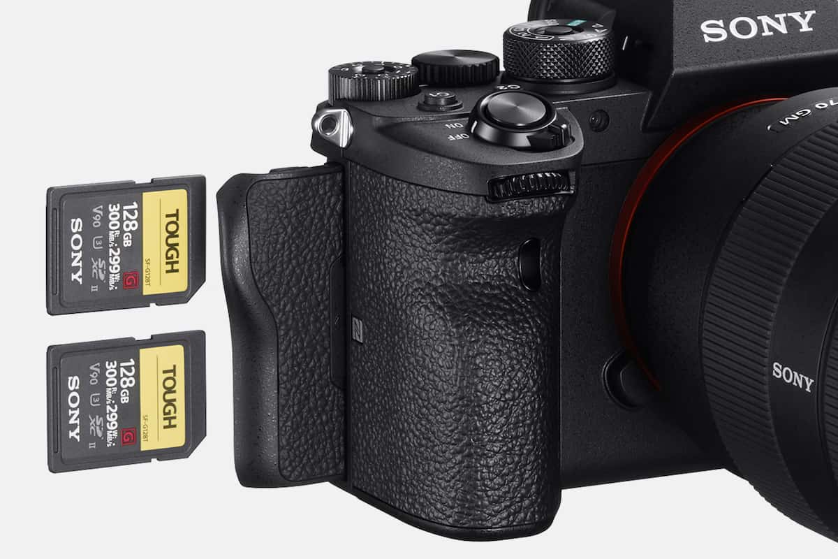 Cameră Full Frame α7R IV, cu obiectiv de 35 mm și rezoluție de 61