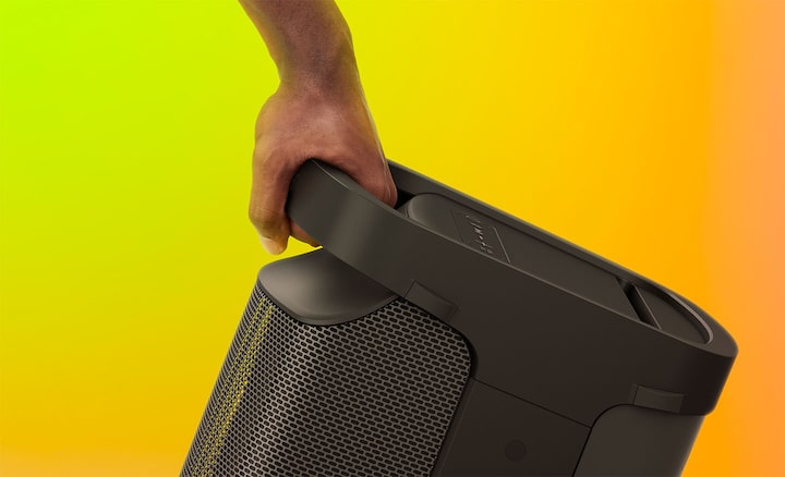 Imagine cu boxa portabila XP500 din gama X-Series cu prim-plan al unei maini pe manerul confortabil.
