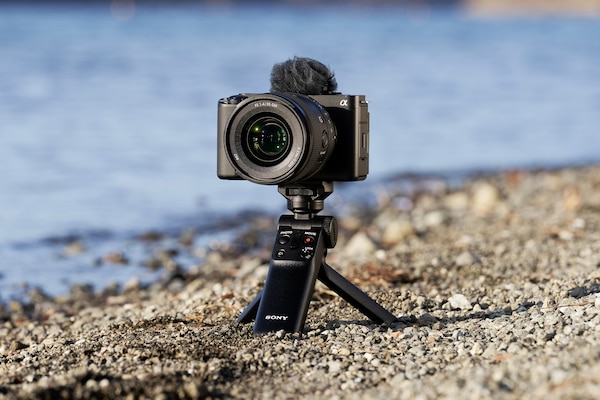 Imagine cu o camera langa un rau, cu manerul atasat si utilizat ca trepied