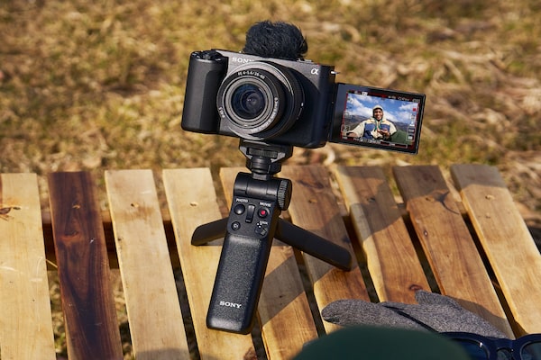 Imagine cu o camera pe o masa, cu manerul atasat si utilizat ca trepied
