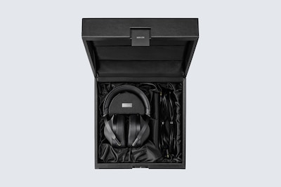 Căşti stereo premium cu montare peste ureche, realizate în Japonia