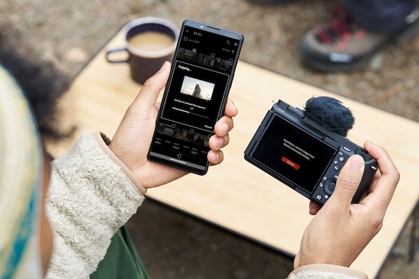 O persoana asociind un smartphone cu o camera