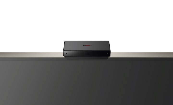 Prim-plan cu BRAVIA CAM deasupra unui televizor BRAVIA